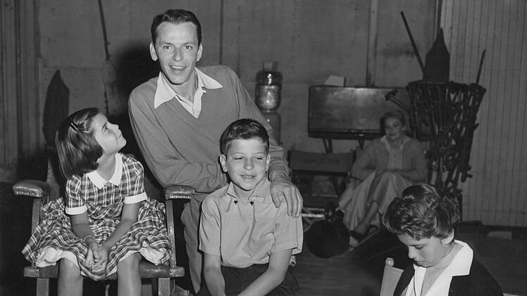 Frank Sinatra und seine Kinder: Christina (links), Nancy (rechts) und Frank Jr. besuchten ihren Vater am Set von "Die zarte Fall" (1955).