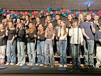 Die Band- und Chorklasse 6C steht mit dem Schulchor auf der B&uuml;hne.