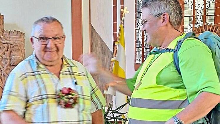 Auf Bruno Zink (links) als Wallfahrtsf&uuml;hrer folgt Stefan Reinhard.