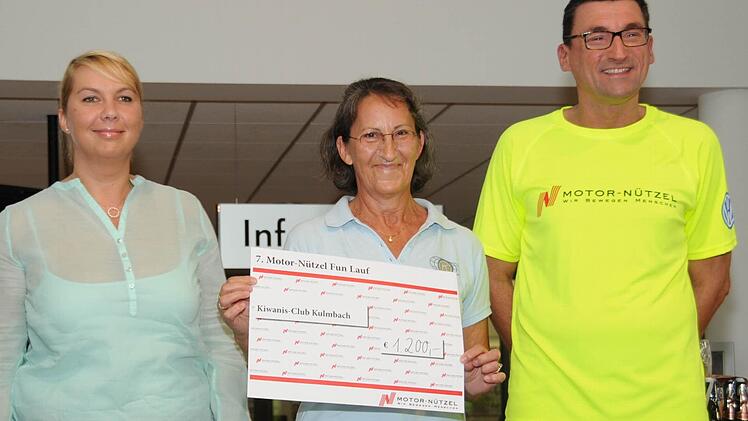 Der Kiwani-Club aus Kulmbach mit (von links) Sabine Bordon und Rosemarie Müller freute sich über 1200 Euro, die Motor-Nützel-Geschäftsleiter Ralf Beck überreichte.