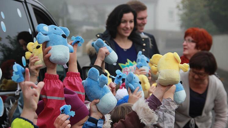 Vor dem Kindergarten, vor dem Auto... es wird nicht nur ein Gruppenbild gemacht. Foto: Sarah Dann