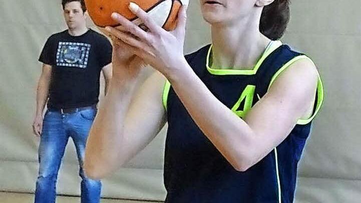 Die Nordhalbenerin Ina Krug, hier beim Freiwurf, war Topscorerin der Bezirksliga.  Foto: Norbert Neugebauer