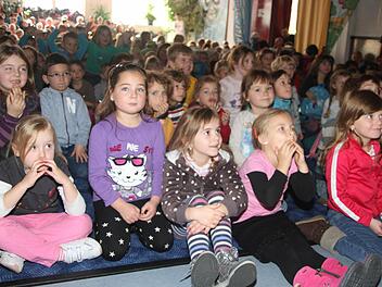 Die Kindergartenkinder aus dem gesamten Landkreis kamen zur Vorstellung des Theaterstückes "Ritter Rost im Zirkus" in die Alte Spinnerei und ließen das JuZ aus allen Nähten platzen. Dargeboten wurde das Theaterstück zum Auftakt der Kinder-Kreativ-Tage von Manfred Kessler vom Chapiteau Theater in Burgschwalbach. Fotos: Sonja Adam