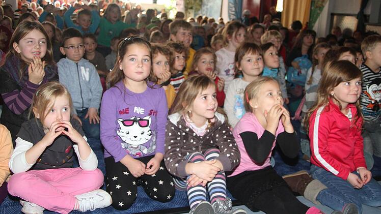 Die Kindergartenkinder aus dem gesamten Landkreis kamen zur Vorstellung des Theaterstückes "Ritter Rost im Zirkus" in die Alte Spinnerei und ließen das JuZ aus allen Nähten platzen. Dargeboten wurde das Theaterstück zum Auftakt der Kinder-Kreativ-Tage von Manfred Kessler vom Chapiteau Theater in Burgschwalbach. Fotos: Sonja Adam