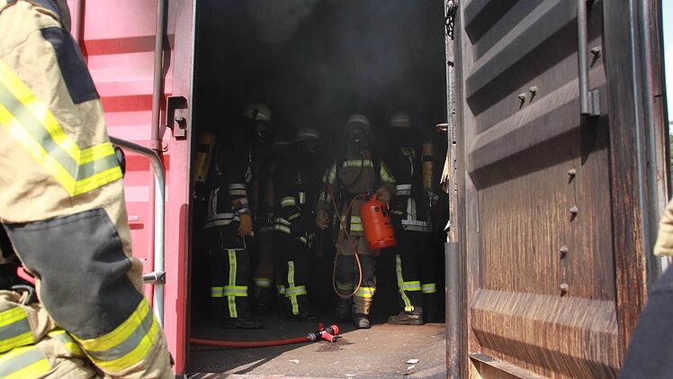 Training im Brandübungscontainer Foto: Carmen Schmitt