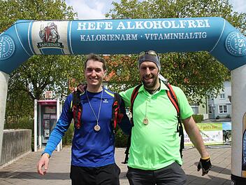Andreas Rose (links) und Dirk Dohlus aus Enchenreuth waren um 13.40 Uhr im Ziel. Sie haben für die 42,8 Kilometer sechs Stunden und 40 Minuten gebraucht. Fotos: Alexander Hartmann