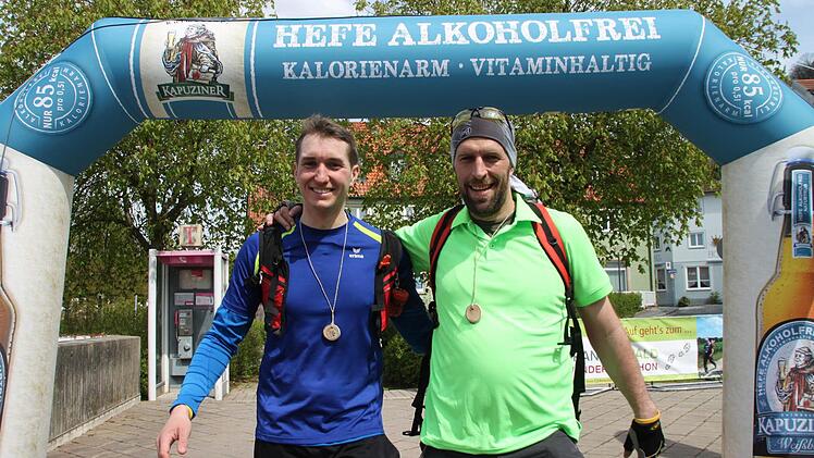 Andreas Rose (links) und Dirk Dohlus aus Enchenreuth waren um 13.40 Uhr im Ziel. Sie haben für die 42,8 Kilometer sechs Stunden und 40 Minuten gebraucht. Fotos: Alexander Hartmann