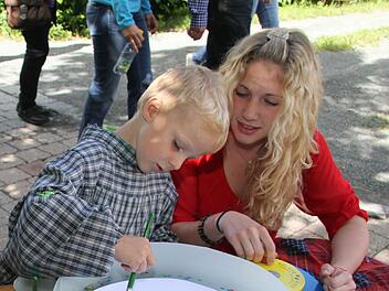 Richtig viel Spaß hatten die Kinder unter anderem an der Farbkreisel-Station von Anika Passing. Fotos: Sonny Adam