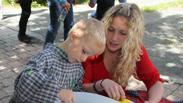Richtig viel Spaß hatten die Kinder unter anderem an der Farbkreisel-Station von Anika Passing. Fotos: Sonny Adam
