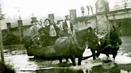 Pferdefuhrwerk in der Lossaustraße vor der Neuseser Unterführung