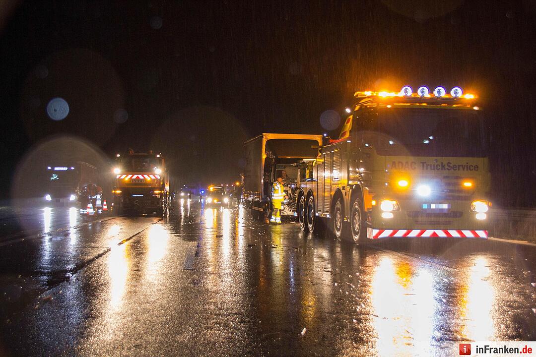 Achsbruch führt zur Vollsperrung – Sieben Fahrzeuge durch herumfliegende Ladung beschädigt
