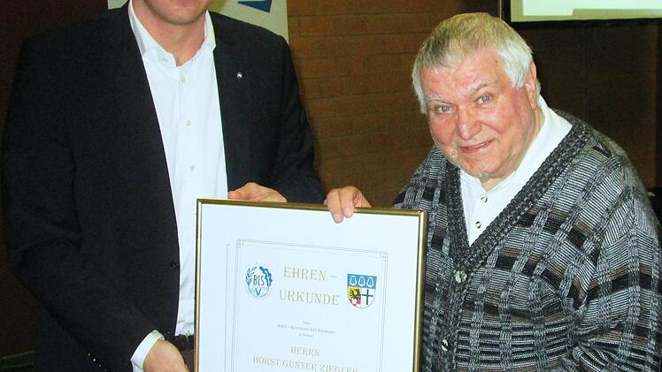 Martin Wende überreicht Horst-Günter Ziegler (rechts) für 55-jähriges Wirken im Kreisverband die Ernennungs-Urkunde zum Ehrenmitglied.Winfried Ehling