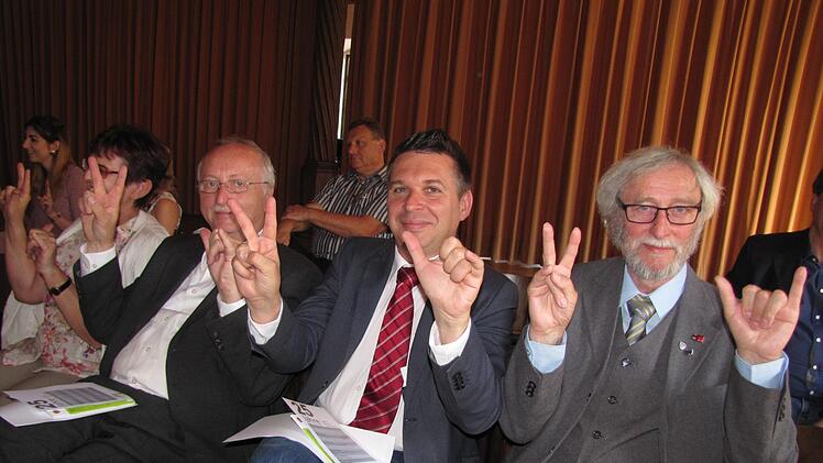 Mitmachübungen aus dem Gruppenprogramm des Treffs am Bürglaßschlösschen. Von links: Ingrid Klingler-Joppich und Hubert Joppich von der Arbeiterwohlfahrt, Kreisrat Carsten Höllein und Herbert Heerdegen vom Sozialverband VdK. Foto: Martin Koch