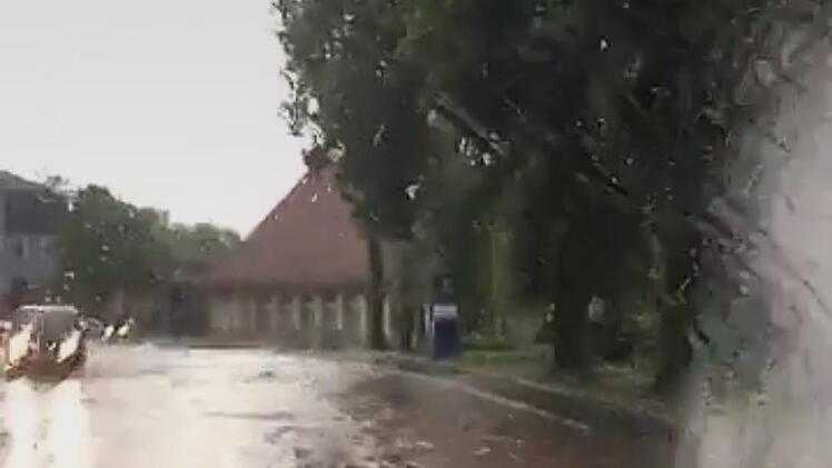Die Pestalozzistraße - hinten das Achat-Hotel-  verwandelte sich beim Starkregen am 3. Juni 2017 in eine Seenplatte. Foto: privat