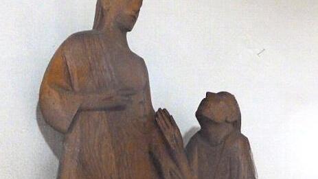 Der Auferstandene begegnet Thomas: Eichenplastik des W&uuml;rzburger Bildhauers Franz Martin in der Uchenhofener Martinskirche, geschaffen in den 1950er Jahren.  Foto: Albin Schorn