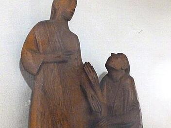 Der Auferstandene begegnet Thomas: Eichenplastik des Würzburger Bildhauers Franz Martin in der Uchenhofener Martinskirche, geschaffen in den 1950er Jahren.  Foto: Albin Schorn