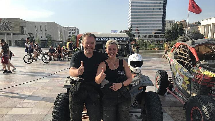 Geschafft: Jörg de Ridder und seine tschechische Fahrerin Lenka Kalasova nach der Zielankunft in der albanischen Hauptstadt Tirana.privat