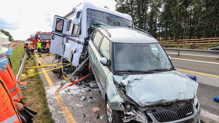 Karambolage auf Autobahn: Auto bleibt in Wohnmobil stecken