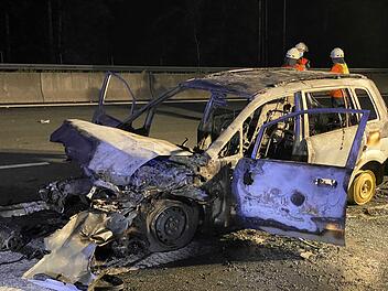 Auto brennt nach Unfall auf A9 vollst&auml;ndig aus: Fahrer und zwei Kinder schwer verletzt