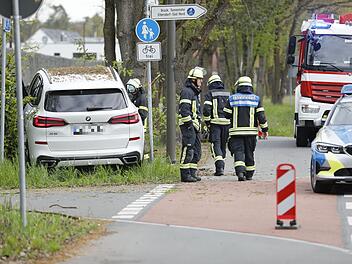 Feuerwehr befreit BMW-Fahrer nach Unfall aus Auto