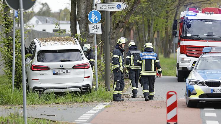 Feuerwehr befreit BMW-Fahrer nach Unfall aus Auto
