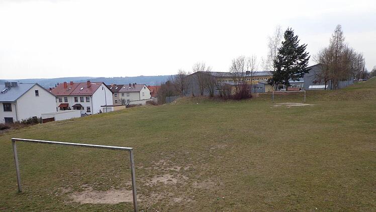 Der Bolzplatz muss weichen: Auf dem Freizeitgelände im Anschluss an die Mittelschule (im Hintergrund) soll eine Seniorenwohnanlage errichtet werden. Der Gemeinderat verwarf die Anregungen, den Bolzplatz zu erhalten oder dort Bauland für junge Familien auszuweisen.  Foto: may
