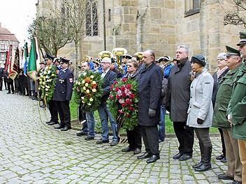 Abordnungen von Behörden, Vereinen und Verbänden reihten sich mit Kränzen und Fahnen in den Trauerzug ein. Foto: Ralf Kestel