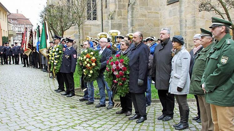 Abordnungen von Behörden, Vereinen und Verbänden reihten sich mit Kränzen und Fahnen in den Trauerzug ein. Foto: Ralf Kestel