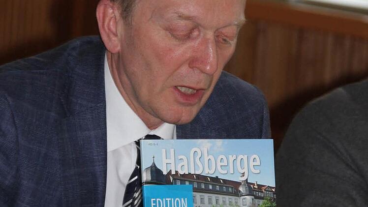 Horst Hofmann stellte die Haßberge-Version des Buches aus dem Haus der bayerischen Geschichte vor, die nachgeordert werden soll.