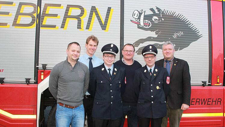 Daniel Bayersdorfer unterstütz ab sofort David Pfeufer und Michael Wüstenberg als dritter Kommandant der Stützpunktwehr Ebern (vorne von links). Dazu gratulierten auch Anton Gerstenkorn vom Feuerwehrverein, Feuerwehrreferent Dieter Gerstenkorn und Bürgermeister Jürgen Hennemann (hinten). Foto: Katharina Becht