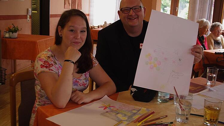 Auch Anna und der stellvertretende Heimleiter Roland Funk malten mit. Foto: Heike Schülein