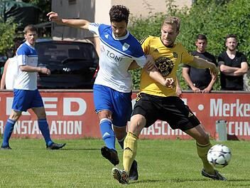 Thomas Roas (li., im Testspiel gegen Merkendorf) bleibt der SpVgg Jahn Forchheim erhalten. In der Reserve wird er künftig nicht mehr aushelfen können, denn die meldet sich vom Spielbetrieb ab. Foto: sportpress