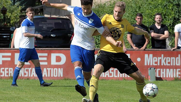 Thomas Roas (li., im Testspiel gegen Merkendorf) bleibt der SpVgg Jahn Forchheim erhalten. In der Reserve wird er künftig nicht mehr aushelfen können, denn die meldet sich vom Spielbetrieb ab. Foto: sportpress