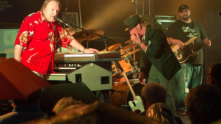 Brian Auger (rotes Hemd) mit dem Sänger und Gitarristen Alex Ligertwood