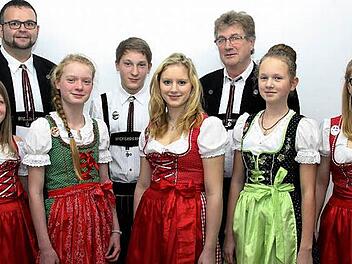 Dirigent Markus Hofmann (links) und Vorsitzender Heinz Heinlein (rechts) sind stolz auf die neuen Leistungsabzeichenträger (von links) Lina Martin (Klarinette, Bronze), Lilith Vetter (Tenorhorn, Bronze), Lukas Welscher (Silber, Trompete), Annika Hummel (Bronze, Klarinette), Johanna Hebentanz (Bronze, Klarinette) und Alina Beetz (Silber, Trompete). Foto: Uwe Thoma
