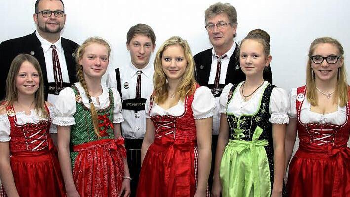 Dirigent Markus Hofmann (links) und Vorsitzender Heinz Heinlein (rechts) sind stolz auf die neuen Leistungsabzeichenträger (von links) Lina Martin (Klarinette, Bronze), Lilith Vetter (Tenorhorn, Bronze), Lukas Welscher (Silber, Trompete), Annika Hummel (Bronze, Klarinette), Johanna Hebentanz (Bronze, Klarinette) und Alina Beetz (Silber, Trompete). Foto: Uwe Thoma