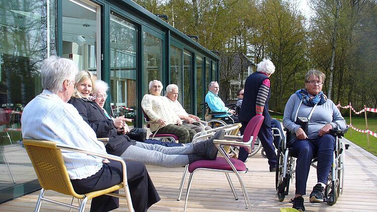 Morgengymnastik auf der Terrasse.