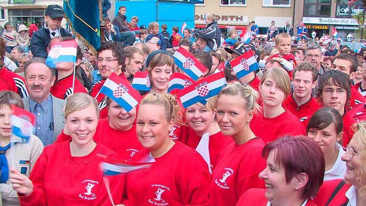 Impressionen vom Empfang der kroatischen Nationalmannschaft am 5. Juni 2006 in Bad Brückenau. Foto: Ralf Ruppert/Archiv Saale-Zeitung