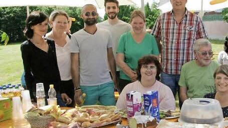 Wegen des Ramadans dürfen die Muslime unter den Flüchtlingen tagsüber nichts essen. Trotzdem hatten einige von ihnen Spezialitäten aus ihrer Heimat gebacken und mitgebracht. Foto: Sylvia Hubele