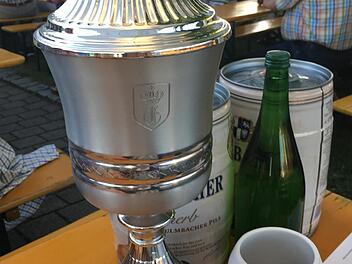 Das beste Hobbyteam erhält den Wanderpokal des Jedermannschießens. Fotos: : Alexandra Kemnitzer