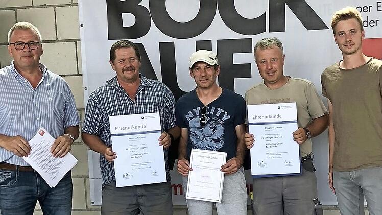 Firmenchef Andreas M&uuml;ller (von links) freut sich &uuml;ber die treuen Mitarbeiter Andreas Kirchner, Alexander Kr&ouml;ckel und Alexander Dieterle. Juniorchef Lukas M&uuml;ller gratuliert zum Jubil&auml;um.  Foto: Gerlinde M&uuml;ller