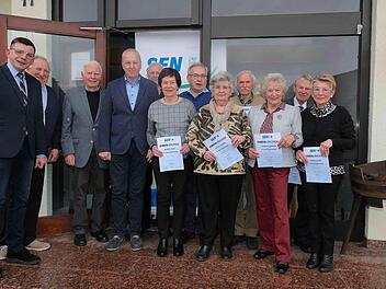 Ehrung für langjährige Mitgliedschaft: Armin Warmuth, Reiner Reuß, Eberhard Gräf, Detlef Heim; (vorne): Hannelore Rohrsetzer, Waltrud Schlereth, Heidemarie Wiedmann, Gertrud Reinisch, Ludwig Neeb, Johannes Deinlein, Klaus Wahler und Joachim Krüger. Es fehlen Adam Braun, Frieder Barth, Wolfgang Jaekel und Ewald Schmitt.  Foto: Gerd Schaar
