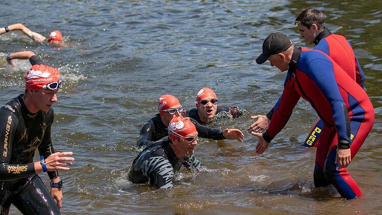 Die Männer der  DLRG halfen den Schwimmern aus dem Wasser. Foto: Klaus Gagel