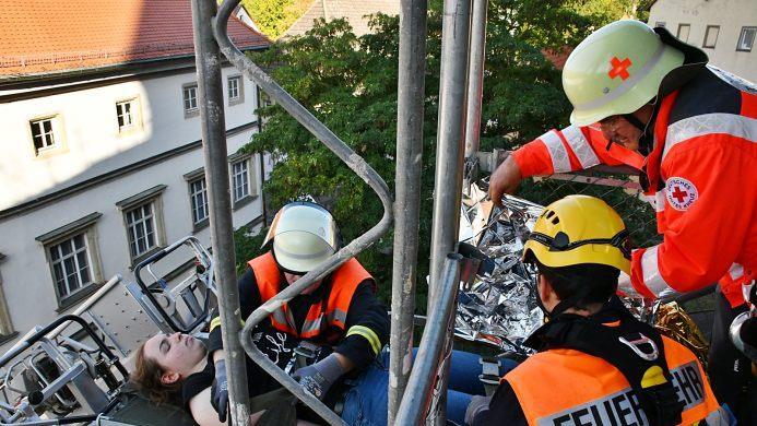 In rund zehn Meter Höhe wurde die 19-Jährige Hannah, die sich als Mime zur Verfügung gestellt hatte vom Rettungsdienst und Feuerwehr versorgt. Foto: Friedrich