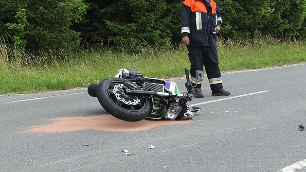 Küps: Frontalcrash endet für 16-jährigen Biker in Klinik - Senior übersieht Teenager