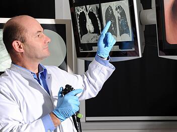 Dr. Bernd Seese bei einer Bronchoskopie-Untersuchung im Thoraxzentrum Münnerstadt. Die Klinik ist auf Lungen- und Atemwegserkrankungen spezialisiert. Foto: Claudia Löwinger.