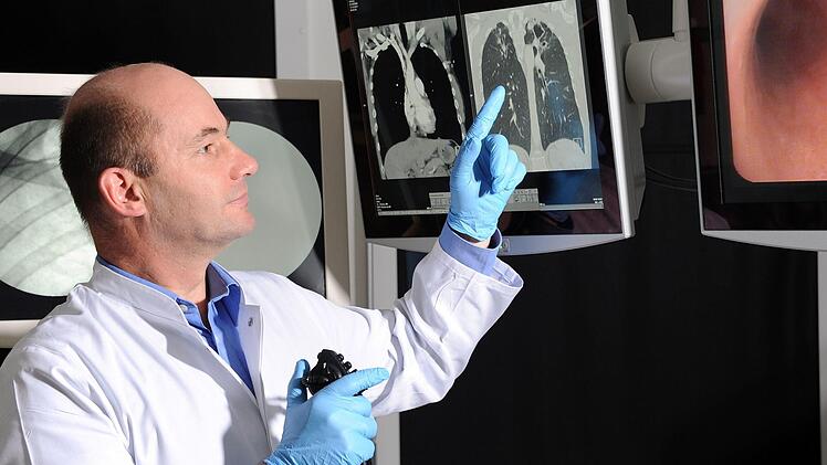 Dr. Bernd Seese bei einer Bronchoskopie-Untersuchung im Thoraxzentrum Münnerstadt. Die Klinik ist auf Lungen- und Atemwegserkrankungen spezialisiert. Foto: Claudia Löwinger.