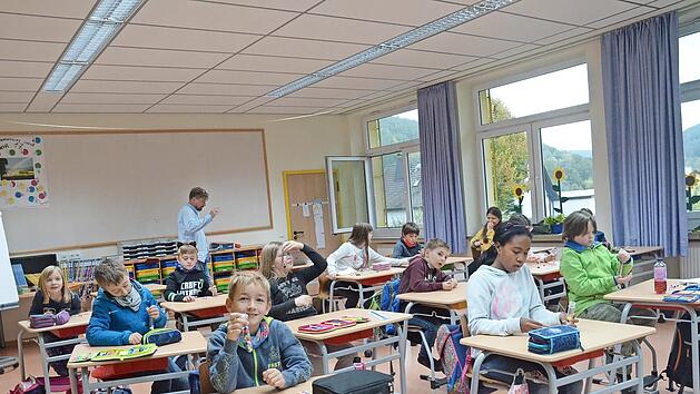 An einem Reagenzglas, das mit bunten K&uuml;gelchen gef&uuml;llt wurde, konnte jeder Sch&uuml;ler selbstkritisch feststellen, ob er zu viel Wasser verbraucht.