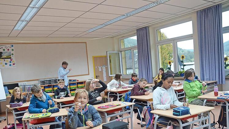 An einem Reagenzglas, das mit bunten Kügelchen gefüllt wurde, konnte jeder Schüler selbstkritisch feststellen, ob er zu viel Wasser verbraucht.