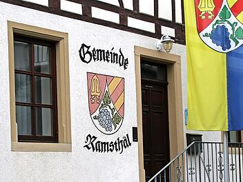 Im Ramsthaler Rathaus fiel zweimal die Entscheidung gegen die Halle. Die nächsten Sitzungen des Rats finden im Haus ErLebenskunst statt, da die Heizung im Winter weitestgehend kalt bleiben soll.